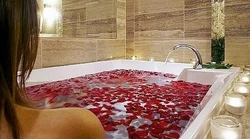 Photo bath with foam and rose petals