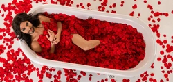 Photo bath with foam and rose petals