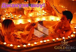 Köpük və qızılgül ləçəkləri ilə foto hamam