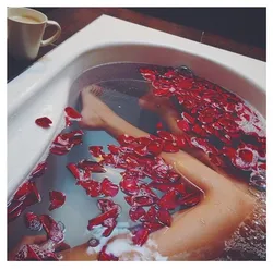 Photo bath with foam and rose petals