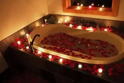 Ванна фото бо кафк ва гулбаргҳои садбарги