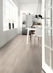 Mətbəx daxili fotoşəkildə yüngül linoleum