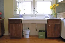 Vanna otağı fotoşəkilində pəncərənin yanında lavabo