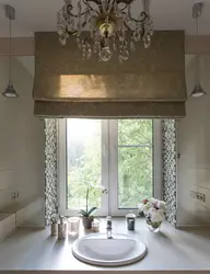 Vanna otağı fotoşəkilində pəncərənin yanında lavabo