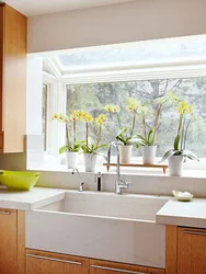 Vanna otağı fotoşəkilində pəncərənin yanında lavabo