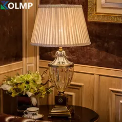 Qonaq otağının içərisində stolüstü lampalar