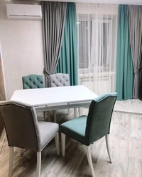 Интерьер кухни с бирюзовыми шторами фото