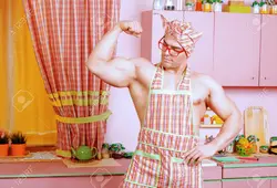 Ас үйдегі алжапқыштағы ерлер фотосуреті