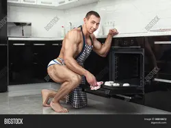 Мужчины в фартуке на кухне фото