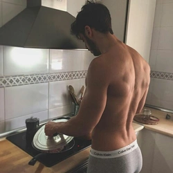 Mətbəxdə önlükdə kişilər foto