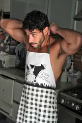 Ас үйдегі алжапқыштағы ерлер фотосуреті