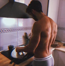 Mətbəxdə gözəl kişilər foto