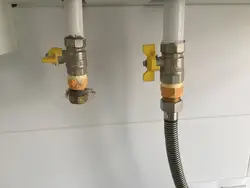 Oshxonadagi fotosuratda gaz krani