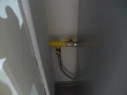 Oshxonadagi fotosuratda gaz krani