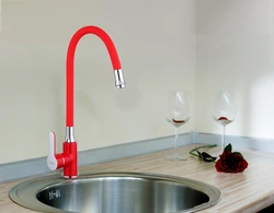 Oshxonadagi lavabo krani fotosurati
