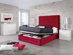 Qizil yotoqli yotoqxonaning ichki qismi