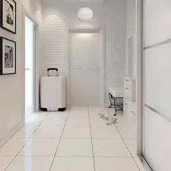 Дәліздегі ақ плиткалар фотосуреті