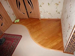 Koridor plitələri və linoleum fotoşəkili