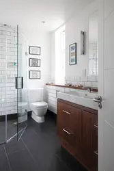 Ваннаның ақ плиткасы және ағаш фотосуреті