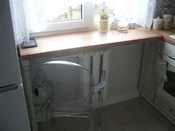 Шағын ас үйдегі үстелдің терезе төсеніштері өз фотосуреттерімен
