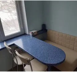 Шағын ас үйдегі үстелдің терезе төсеніштері өз фотосуреттерімен
