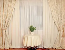 Parlaq qonaq otağı fotoşəkili üçün pərdələr
