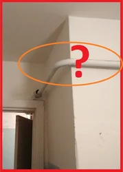 Газавая труба пад столлю на кухні фота