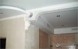 Mətbəx fotoşəkildə tavanın altındakı qaz borusu