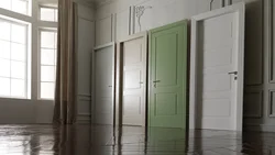 Дарҳои сабз дар дохили квартира акс