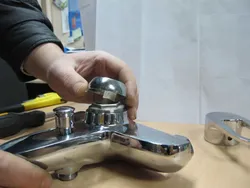 Фота разабранага змяшальніка з ваннай
