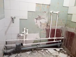 Banyoda fotoşəkildə polipropilen borular