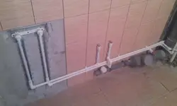 Banyoda fotoşəkildə polipropilen borular