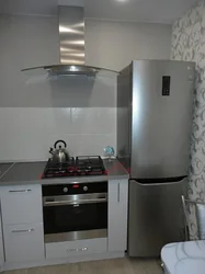 Кухни с газовой плитой и холодильником фото