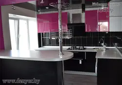 Bar taymerlari bilan qora oshxonalar fotosurati
