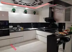 Чорныя кухні з барнымі стойкамі фота