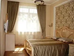 Жатын бөлмесінің фотосуретіндегі тұсқағаздар мен перделердің түсі