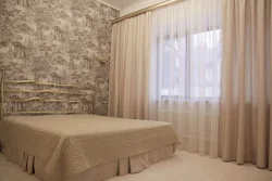 Yotoqxona fotosuratidagi devor qog'ozi va pardalar rangi