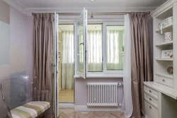 Yotoqxonaning ichki qismidagi balkon eshigi