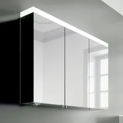 Işıqlandırma fotoşəkili olan vanna otağı şkafı