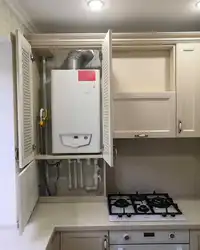 Дизайн кухни с окном и газовым напольным котлом
