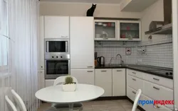 Тоңазытқыш пен теледидар бар ас үй дизайны