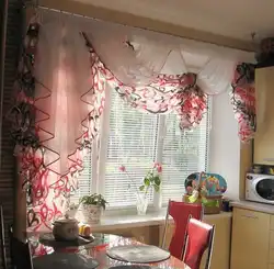Mətbəx fotoşəkili üçün çiçək pərdələri