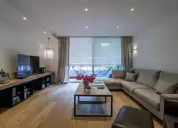 Bir pəncərə dizaynı olan düzbucaqlı qonaq otağı