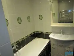 Жақсартылған орналасуы бар пәтердегі ваннаның фотосы