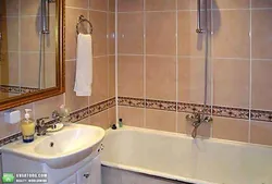 Təkmilləşdirilmiş planı olan bir mənzildə küvetin fotoşəkili