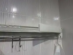 Banyonun daxili hissəsində divara quraşdırılmış paltar qurutma maşınları