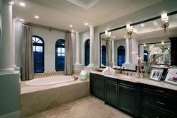 Bath design with columns