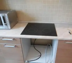 Mətbəxdə soba və şkaf şəkli