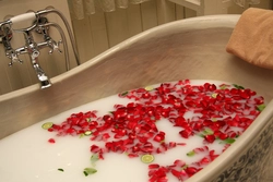 Photo in the bathroom with foam and roses