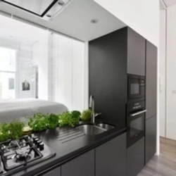 Boz rəngdə balkon dizaynlı mətbəx